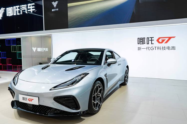 成都226哪吒汽车在智能汽车领域的表现，领途汽车在新能源汽车市场中的影响力